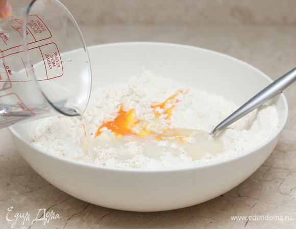 Постепенно добавляя воду, замесите тесто.