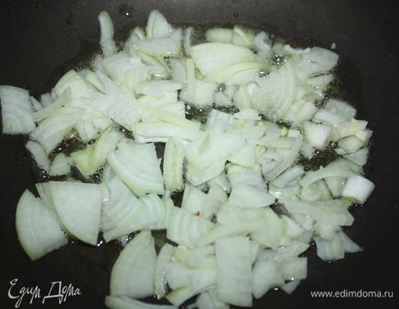 Разогреть оливковое и сливочное масла. Лук очистить, нарезать и пассеровать в течение 2 минут.