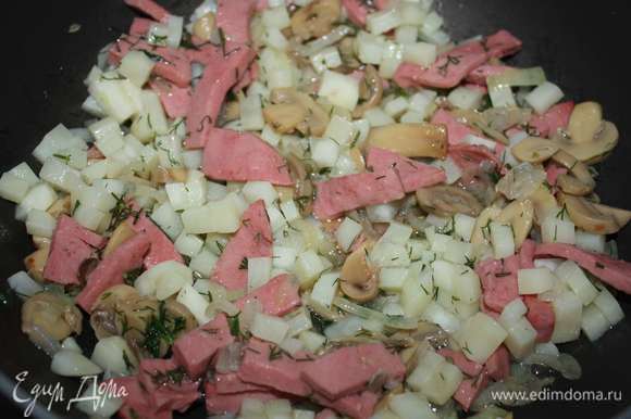 Потом добавить измельченный картофель, шампиньоны, зелень и жарить еще 4 минуты.