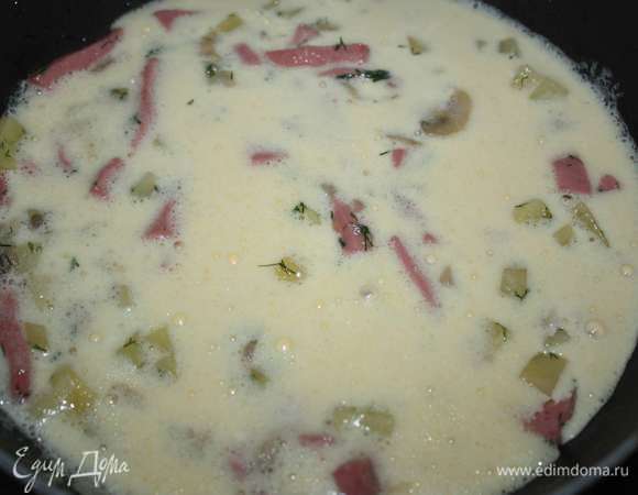 Яйца взбить с 1 ст. л. воды, солью и перцем. Вылить смесь на сковороду и жарить до готовности.