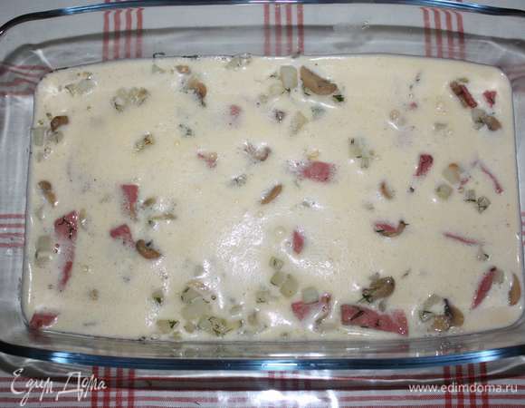 Либо можно выложить все в форму, также залить взбитыми с водой и специями яйцами. Запекать в духовке при температуре 200°C до готовности.