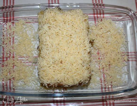 Готовый омлет можно разделить на части. Посыпать натертым сыром.