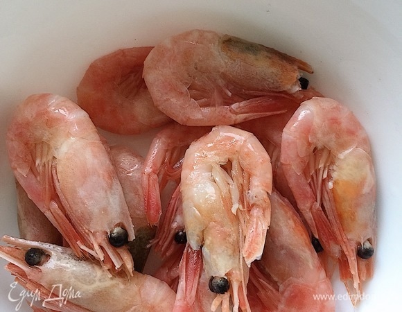 Креветки промыть и опустить в кипящую воду на 2–3 минуты. Откинуть на дуршлаг. Когда используете коктейльные креветки, то их достаточно обдать кипятком.