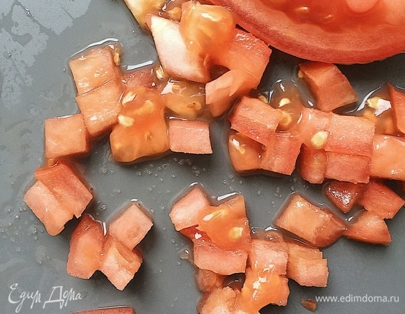 Томат нарезать кубиком 1х1 см.