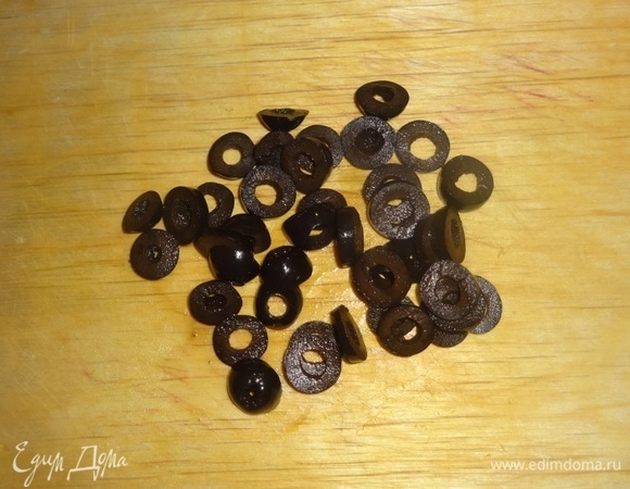 Оливки нарезать колечками.
