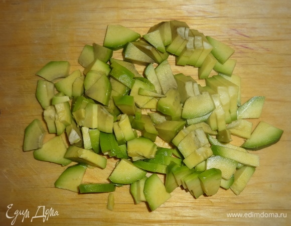 Авокадо помыть, обсушить. Очистить от кожуры, разрезать пополам, вынуть косточку. Нарезать авокадо небольшими кусочками.