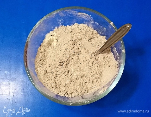 Смешать муку, какао и соду.