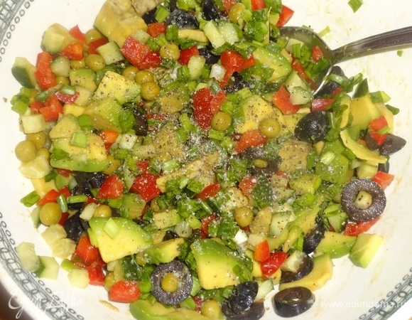 Добавить остальные нарезанные овощи, горошек, лук, немного посолить, поперчить. Добавить масло и перемешать. Я очень люблю горчичное масло, часто использую его в салатах. Вы можете взять для заправки любое масло по вашему вкусу.