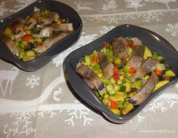 Также можно разложить салат в несколько небольших салатников. Угощайтесь! Приятного аппетита! С Новым годом и Рождеством!