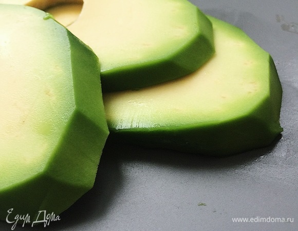Нарезать авокадо вдоль кусочками толщиной примерно 7–10 мм. Плод в этот раз крупный. Когда на прилавке магазина плод маленький, то для салата использую больше половины.