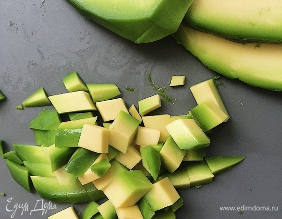 Оставшееся авокадо нарезать кубиком.