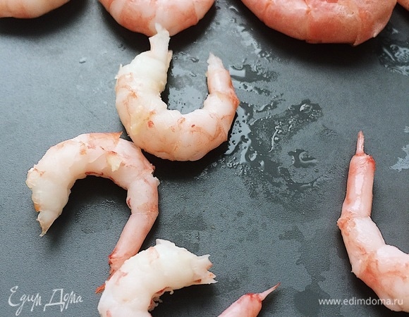 Очистить креветки.