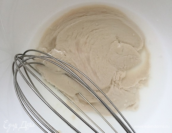 Для соуса соединить кунжутную пасту, воду, сок лимона и соль.