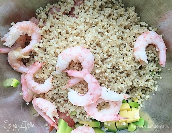 Соединить кубики авокадо и томата, киноа, креветки.