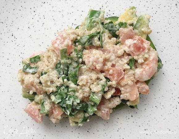 На авокадо выложить первый слой сочной массы.