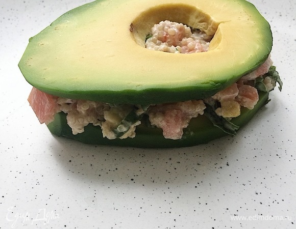 Добавить второй слайс авокадо.