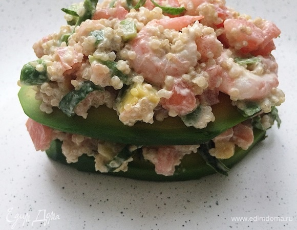 Добавить салат. Масса салата плотная, отлично ложится, не разваливается.