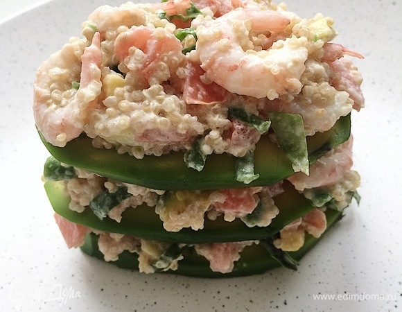 Повторить: третий слайс авокадо и наверх — пышную шапку салата.