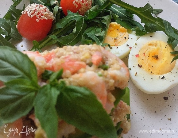 Подать с половинками куриного яйца, любимым листовым салатом или зеленью, томатами черри в кунжуте. Для этого обмакнуть край черри в оливковое (или другое растительное) масло и посыпать кунжутом. На завтрак идеально подать с тостами. Приятного аппетита и легкости!