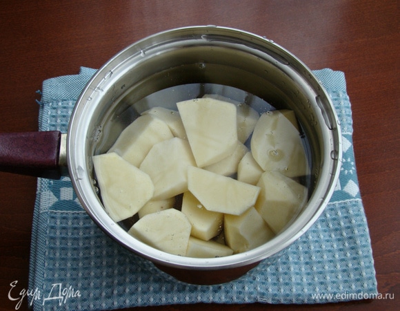 Картофель очистить и сварить до готовности.