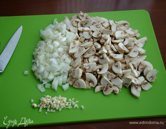 Грибы, репчатый лук и чеснок нашинковать.