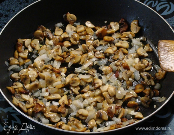 И обжарить на сливочном или растительном масле. Посолить и поперчить по- вкусу.