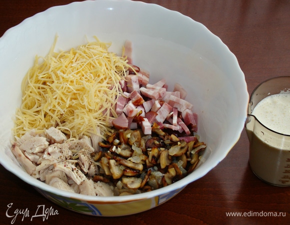 В миске смешать нарезанное отварное куриное филе, бекон, обжаренные с луком грибы, большую половину натертого на мелкой терке сыра. Добавить столько сливок, чтобы начинка была сочная, но не слишком жидкая. Вместо сливок можно добавить сметану.