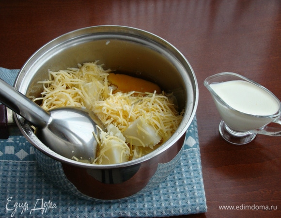 Воду с картофеля слить, добавить соль по вкусу, яйцо и оставшийся сыр и все пробить погружным блендером или приготовить пюре с помощью толкушки. Влить немного сливок, чтобы пюре было пластичным, но в то же время не растекалось и хорошо держало форму. Готовое пюре переложить в кондитерский мешок, с насадкой или без, роли не играет.