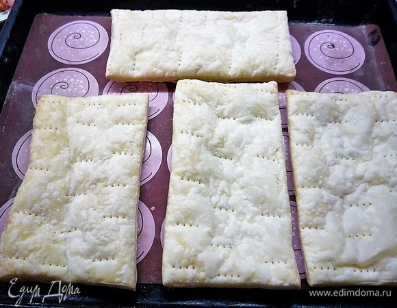 Укладываем пласты теста на противень и запекаем в заранее разогретой духовке при температуре 180°C 20 минут до румяного цвета. Вынимаем из духовки и даем полностью остыть.