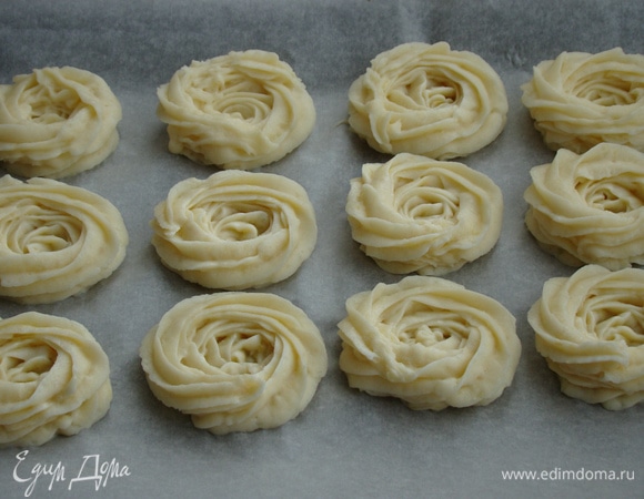 Отсадить гнезда на противень, застеленный пекарской бумагой. Сначала необходимо отсадить «донышки», а потом по краю отсадить стенки гнездышек.