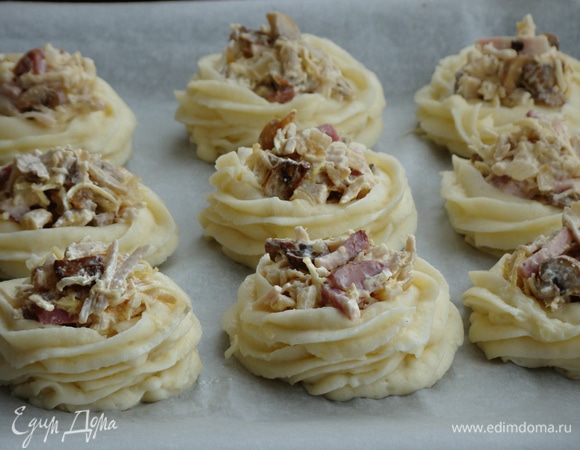 Заполнить гнезда начинкой (при желании можно присыпать сверху сыром). Запекать в разогретой до 180–190°C духовке, до румяного цвета, примерно минут 15.