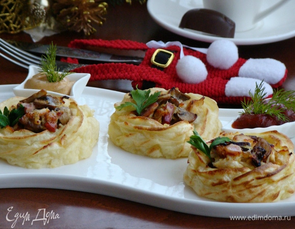 Вот и все, красивый и необычный завтрак из обычных продуктов, готов! Просто, сытно и вкусно! И по-праздничному — нарядно!