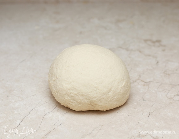 Тесто должно быть крутым. При необходимости добавьте немного воды/муки, чтобы добиться необходимой консистенции. Накройте тесто пленкой и оставьте на 10 минут при комнатной температуре.