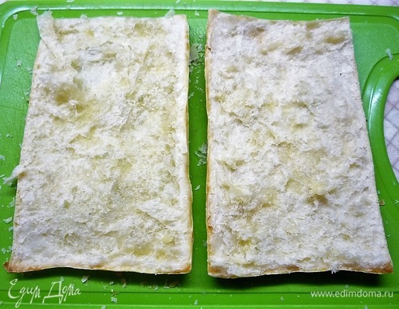 Затем разрезаем вдоль пополам.