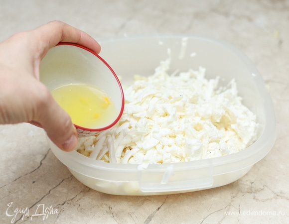 Приготовьте начинку. Для этого натрите на терке или помните вилкой сыр. Сыр, если вы живете не в Грузии, берите твердый и соленый. Хорошо подходит брынза, белый турецкий сыр, можно также смешать фету и зернистый творог. Попробуйте начинку на вкус и досолите, если это необходимо. Добавьте к сыру отложенный ранее белок и перемешайте так, чтобы получилась однородная масса. Условно разделите ее на 4 примерно равные части.