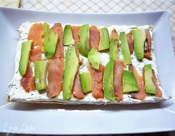 На рыбу выкладываем авокадо.