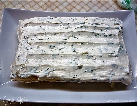 Накрываем сверху другим коржом. Снова смазываем кремом.