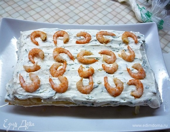 Поверх крема выкладываем креветки.