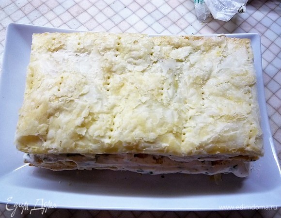 Накрываем следующим коржом. Можно собирать торт далее до желаемой высоты.