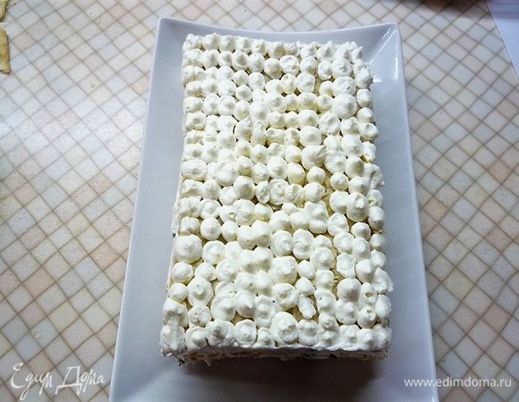 Готовый торт украшаем оставшимся кремом.