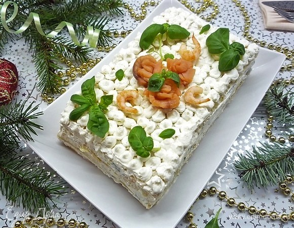 Поверх крема выкладываем розочки из рыбы, украшаем торт креветками и базиликом. Приятного аппетита!