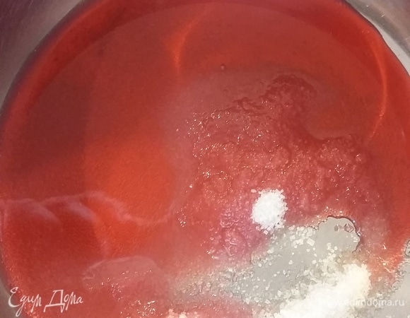 Я сразу оговорюсь, что покупаю замороженную малину, протираю ее через сито, и у меня получается сок-пюре. В рецепте указываю пюре. Итак, для кули кладем в сотейник малиновый сок, нагреваем до 35°C и вводим струйкой пектин, смешанный с сахаром. Доводим до кипения, варим минуту и выливаем в форму. Оставляем стабилизироваться.