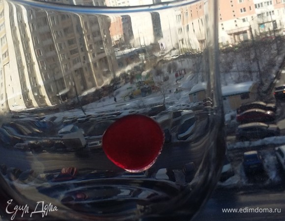 Хорошо протираем бокал и прикрепляем с внутренней стороны кусочек кули. Можно вырезать любую форму.