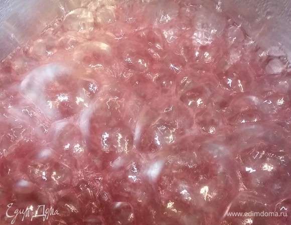 Приготовим малиновое парфе — нежнейший мусс из черного швейцарского шоколада с добавлением пюре малины. Из этих продуктов нужно приготовить pate a bom. Доводим сахар и сок малины до кипения и варим до 118°C, это займет всего несколько минут. Параллельно взбиваем желтки. В работающий миксер вливаем горячий малиновый сироп. Здесь не обойтись без лишних рук, если у вас нет помощника — планетарного миксера!