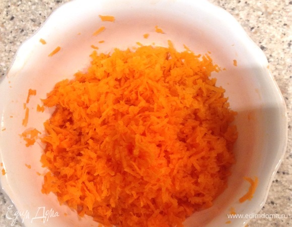 Включаем духовку на 180°C. Морковь моем, чистим, натираем на мелкой терке.