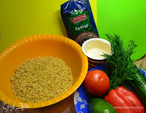 Подготовить ингредиенты: 1 стакан булгура ТМ «Националь» обжарить в масле, добавить 2 стакана воды, соли и довести до готовности. Булгур станет ароматным и рассыпчатым. Фрукты вымыть.