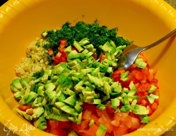 Болгарский перец, помидор (мякоть вырезать), авокадо, зелень нарезать мелким кубиком. Добавить все к булгуру.