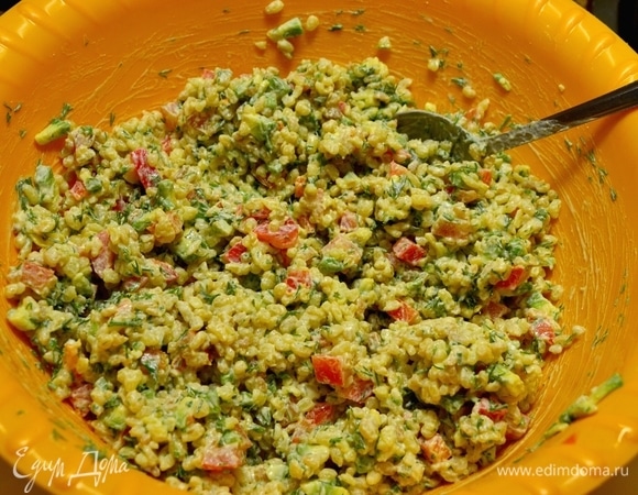 Ингредиенты перемешать, добавить 50/50 майонез со сметаной и перемешать.