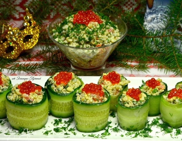 Огурец нарезаем тонкими длинными пластинами, кладем ложку подготовленной салатной смеси, сворачиваем в рулет, сверху украшаем икрой.
