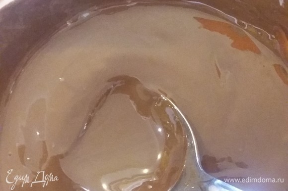 В остуженную до 30–40°C массу вводим растопленный шоколад и потом в несколько частей — сливки. Выливаем первый слой — парфе — в стакан. Оставляем стабилизироваться.